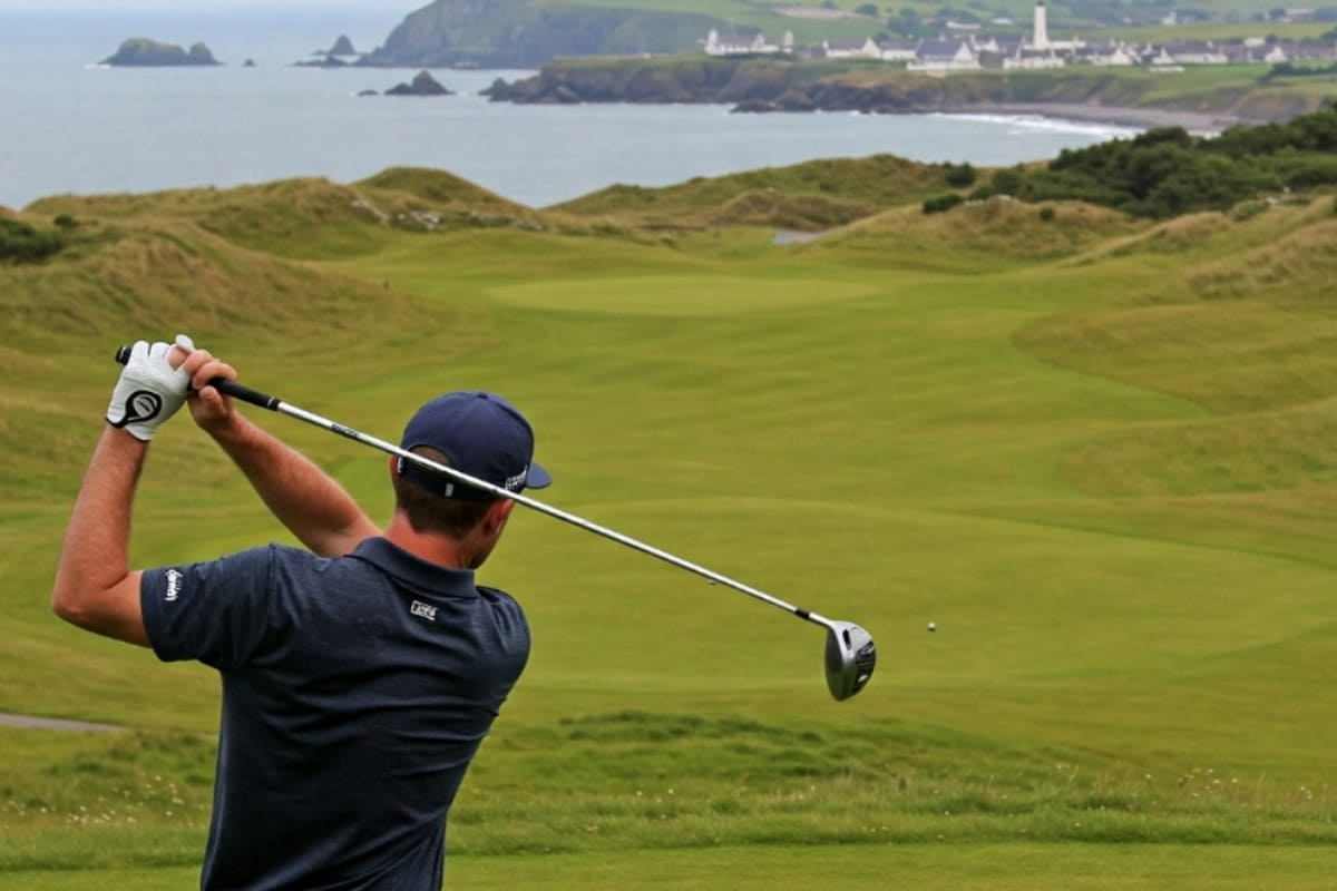 This unique course between sea and steep cliffs gives the impression of playing at the end of the world – Golf & Fairway