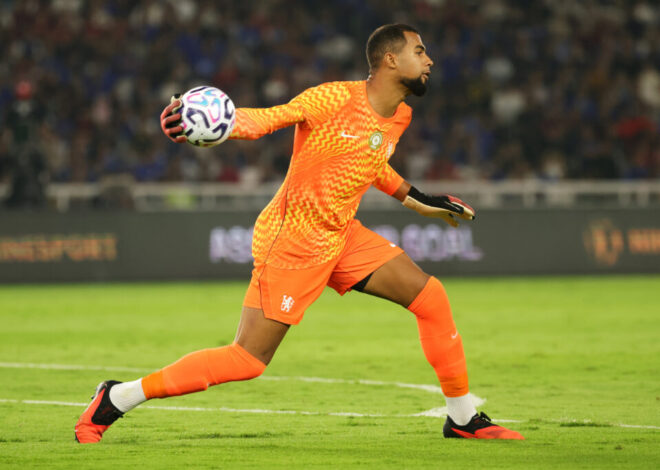 Como consider Sanchez swoop as Chelsea goalkeeper shunned for Martinez