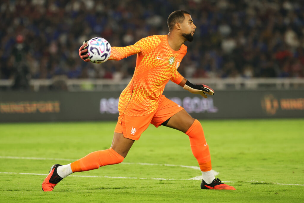Como consider Sanchez swoop as Chelsea goalkeeper shunned for Martinez